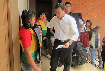 Regeringsministern Juan Ramón Quintana kom överraskande på besök och höll tal för barnen och personalen.